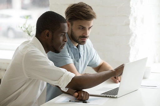 Gruppo di persone che parlano davanti a un pc