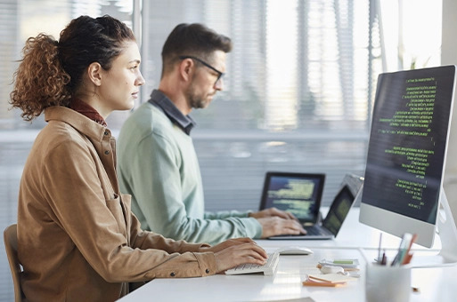 Gruppo di persone che parlano davanti a un pc